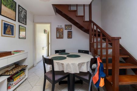 Casa à venda com 140m², 2 quartos e 2 vagas Casa à venda com 140m², 2 quartos e 2 vagasSala