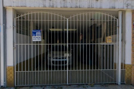 Casa à venda com 140m², 2 quartos e 2 vagas Casa à venda com 140m², 2 quartos e 2 vagasFachada