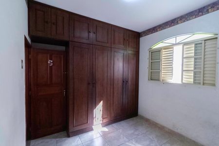Casa à venda com 319m², 4 quartos e 5 vagasCasa 2 - Quarto 2