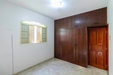 Casa à venda com 319m², 4 quartos e 5 vagasCasa 2 - Quarto 1