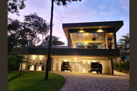 Casa à venda com 465m², 3 quartos e 10 vagas Casa à venda com 465m², 3 quartos e 10 vagasFrente da Casa