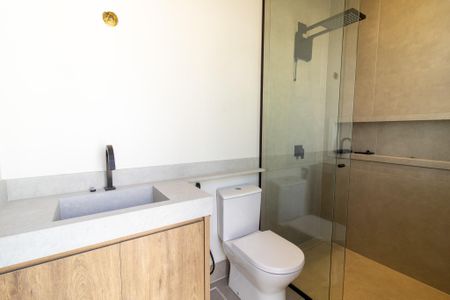 Casa de condomínio para alugar com 240m², 3 quartos e 2 vagas Casa de condomínio para alugar com 240m², 3 quartos e 2 vagasBanheiro de Serviço