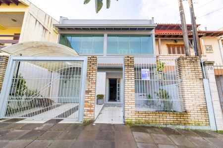 Casa à venda com 215m², 3 quartos e 2 vagas Casa à venda com 215m², 3 quartos e 2 vagasFachada