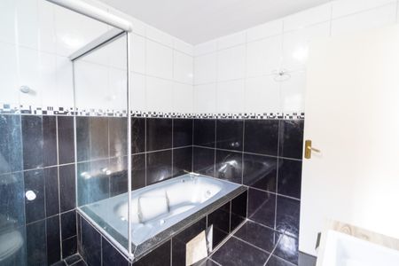 Casa à venda com 215m², 3 quartos e 2 vagas Casa à venda com 215m², 3 quartos e 2 vagasBanheiro da Suíte