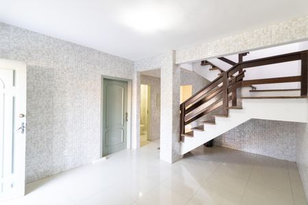 Casa à venda com 215m², 3 quartos e 2 vagas Casa à venda com 215m², 3 quartos e 2 vagasSala