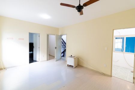 Casa à venda com 215m², 3 quartos e 2 vagas Casa à venda com 215m², 3 quartos e 2 vagasSuíte