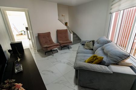 Casa à venda com 100m², 3 quartos e 2 vagas Casa à venda com 100m², 3 quartos e 2 vagasSala