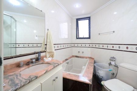 Apartamento à venda com 177m², 3 quartos e 2 vagas Apartamento à venda com 177m², 3 quartos e 2 vagasBanheiro da Suíte