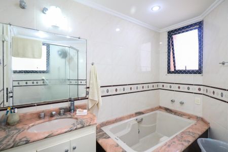 Apartamento à venda com 177m², 3 quartos e 2 vagas Apartamento à venda com 177m², 3 quartos e 2 vagasBanheiro da Suíte