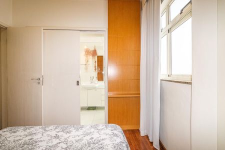 Apartamento à venda com 130m², 3 quartos e 2 vagas Apartamento à venda com 130m², 3 quartos e 2 vagasSuíte