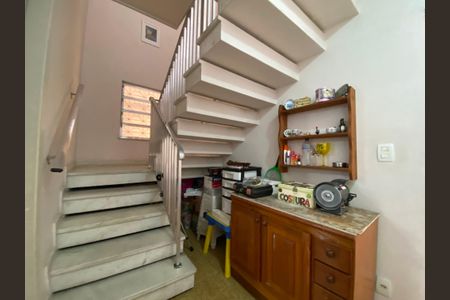 Casa à venda com 148m², 3 quartos e 1 vaga Casa à venda com 148m², 3 quartos e 1 vagaEscada