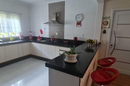 Casa de condomínio à venda com 197m², 2 quartos e 4 vagas