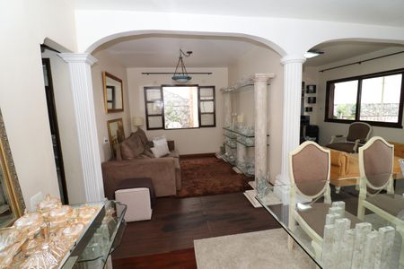 Casa à venda com 323m², 4 quartos e 3 vagasSala