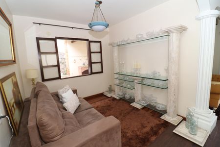 Casa à venda com 323m², 4 quartos e 3 vagasSala