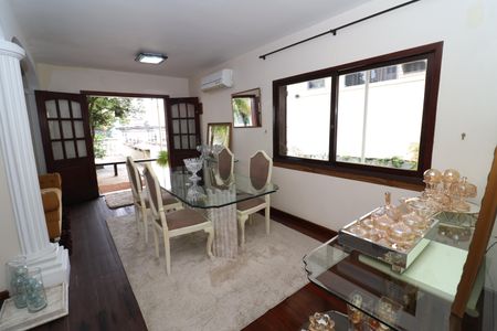 Casa à venda com 323m², 4 quartos e 3 vagasSala