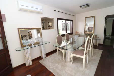 Casa à venda com 323m², 4 quartos e 3 vagasSala