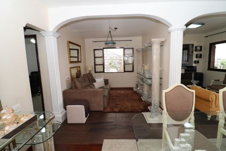 Casa à venda com 323m², 4 quartos e 3 vagasSala