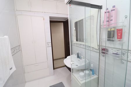 Casa à venda com 323m², 4 quartos e 3 vagasBanheiro Social