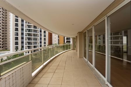 Apartamento à venda com 366m², 4 quartos e 5 vagasVaranda