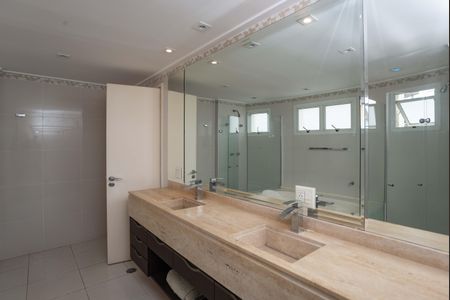 Apartamento à venda com 366m², 4 quartos e 5 vagasBanheiro do quarto 3 Suíte Master