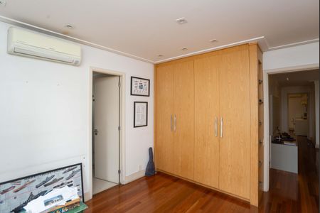 Apartamento à venda com 366m², 4 quartos e 5 vagasQuarto 1 Suíte