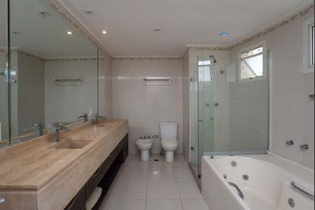 Apartamento à venda com 366m², 4 quartos e 5 vagasBanheiro do quarto 3 Suíte Master