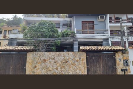 Casa à venda com 300m², 4 quartos e 2 vagasFachada