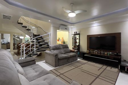 Casa à venda com 190m², 3 quartos e 3 vagas Casa à venda com 190m², 3 quartos e 3 vagasSala