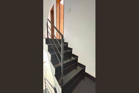 Casa de condomínio à venda com 106m², 3 quartos e 1 vagaEscada