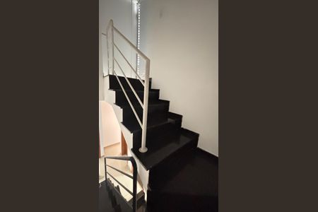 Casa de condomínio à venda com 106m², 3 quartos e 1 vagaEscada