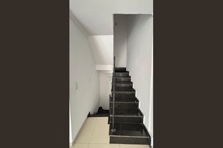 Casa de condomínio à venda com 106m², 3 quartos e 1 vagaEscada