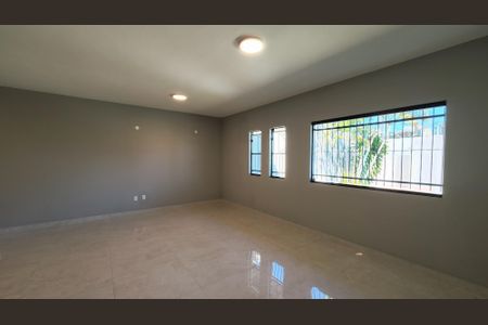 Casa à venda com 237m², 4 quartos e 6 vagasSala