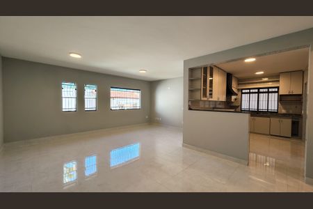 Casa à venda com 237m², 4 quartos e 6 vagasSala