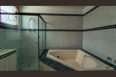 Casa de condomínio à venda com 400m², 4 quartos e 6 vagasBanheiro da Suíte 1