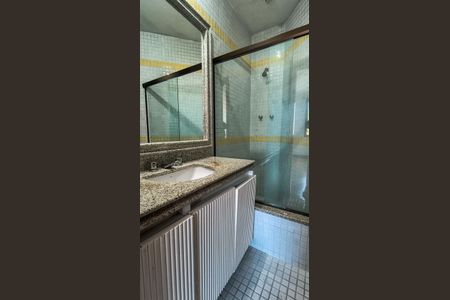 Casa de condomínio à venda com 400m², 4 quartos e 6 vagasBanheiro da Suíte 2