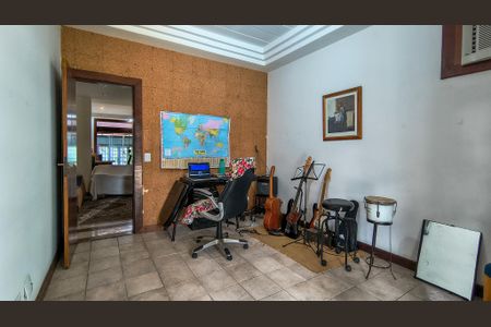 Casa de condomínio à venda com 400m², 4 quartos e 6 vagasQuarto