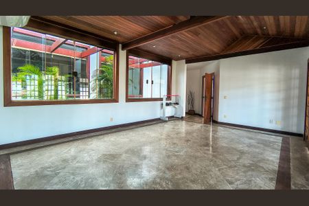 Casa de condomínio à venda com 400m², 4 quartos e 6 vagasSala