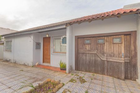 Casa à venda com 190m², 5 quartos e 2 vagas Casa à venda com 190m², 5 quartos e 2 vagasFachada