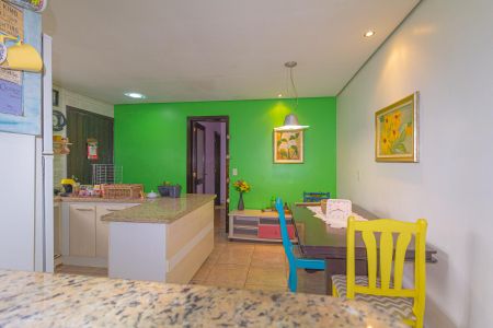 Casa à venda com 190m², 5 quartos e 2 vagas Casa à venda com 190m², 5 quartos e 2 vagasCozinha