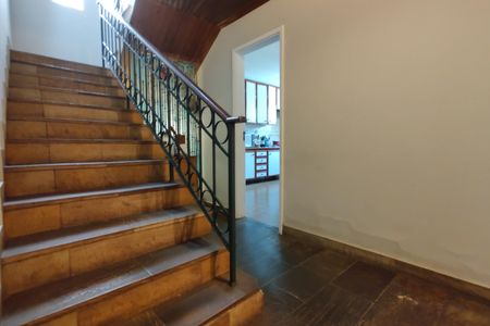 Casa de condomínio à venda com 316m², 5 quartos e 2 vagas Casa de condomínio à venda com 316m², 5 quartos e 2 vagasEscada