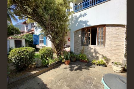 Casa de condomínio à venda com 316m², 5 quartos e 2 vagas Casa de condomínio à venda com 316m², 5 quartos e 2 vagasÁrea Externa