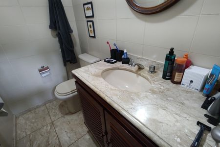 Casa de condomínio à venda com 316m², 5 quartos e 2 vagas Casa de condomínio à venda com 316m², 5 quartos e 2 vagasBanheiro da Suíte 5