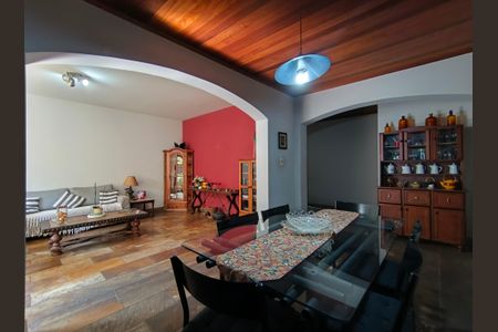 Casa de condomínio à venda com 316m², 5 quartos e 2 vagas Casa de condomínio à venda com 316m², 5 quartos e 2 vagasSala de Jantar