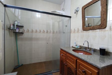 Casa de condomínio à venda com 316m², 5 quartos e 2 vagas Casa de condomínio à venda com 316m², 5 quartos e 2 vagasBanheiro Social