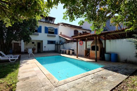 Casa de condomínio à venda com 316m², 5 quartos e 2 vagas Casa de condomínio à venda com 316m², 5 quartos e 2 vagasPiscina