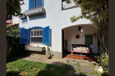 Casa de condomínio à venda com 316m², 5 quartos e 2 vagas Casa de condomínio à venda com 316m², 5 quartos e 2 vagasÁrea Externa