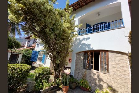 Casa de condomínio à venda com 316m², 5 quartos e 2 vagas Casa de condomínio à venda com 316m², 5 quartos e 2 vagasÁrea Externa