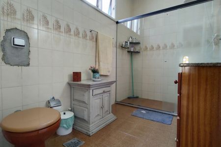 Casa de condomínio à venda com 316m², 5 quartos e 2 vagas Casa de condomínio à venda com 316m², 5 quartos e 2 vagasBanheiro Social