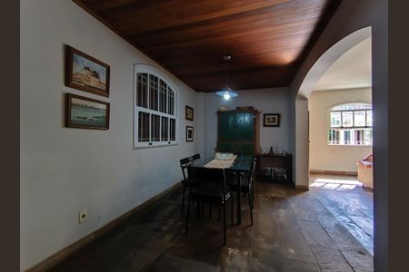 Casa de condomínio à venda com 316m², 5 quartos e 2 vagas Casa de condomínio à venda com 316m², 5 quartos e 2 vagasSala de Jantar