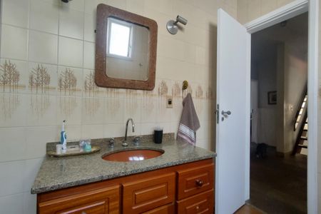 Casa de condomínio à venda com 316m², 5 quartos e 2 vagas Casa de condomínio à venda com 316m², 5 quartos e 2 vagasBanheiro Social